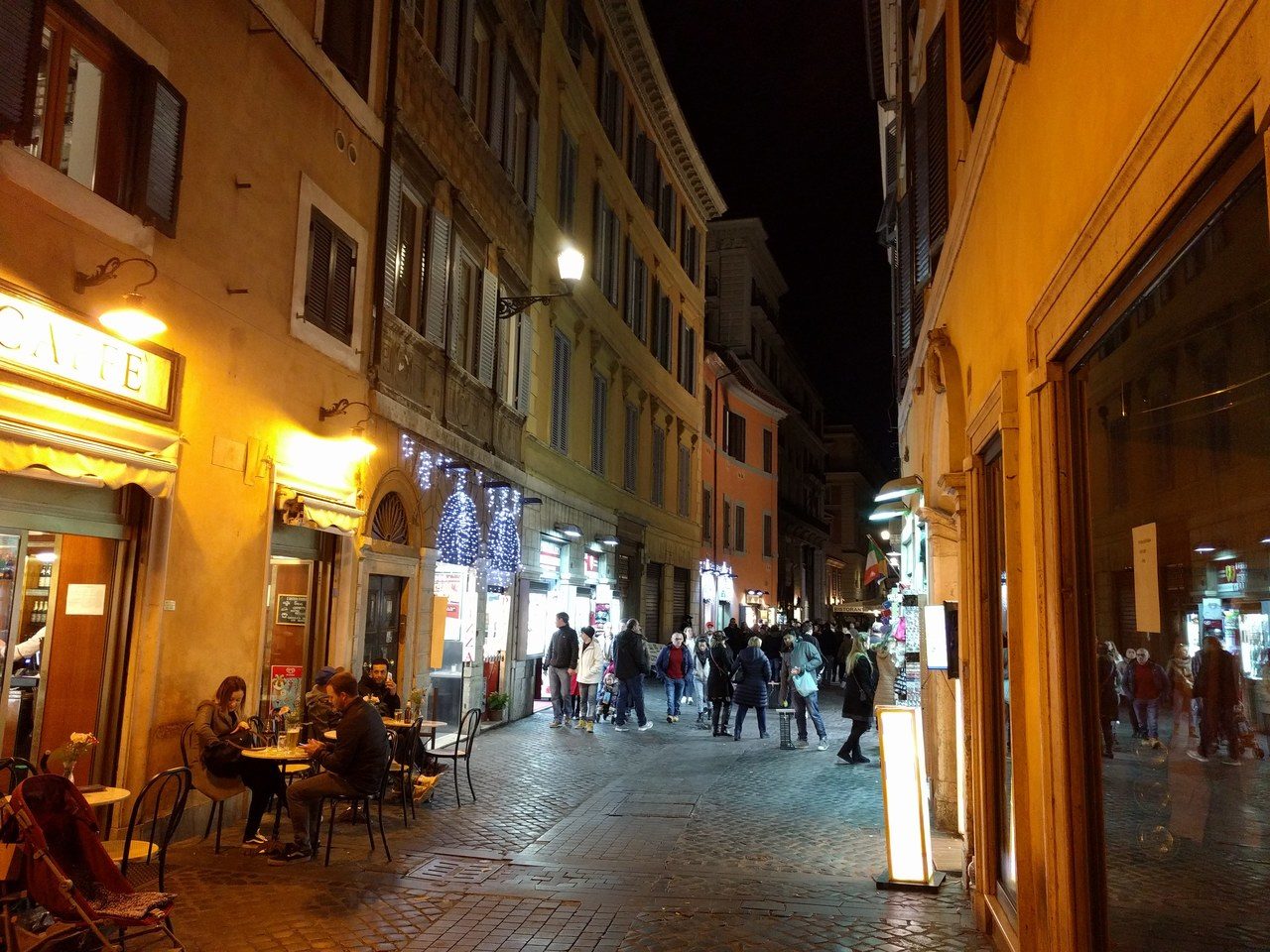 956. Piazza di Trevi, 85, 00187 Roma RM, Italia | Italia 2018 | © LucianoFantuzzi.com, 2020